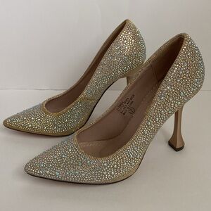 NWOT. Stunning champagne gold evening pump, size 7